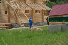 Монтаж стропильной системы деревянного дома